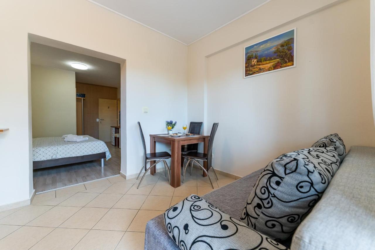 Argyruntum Apartment *